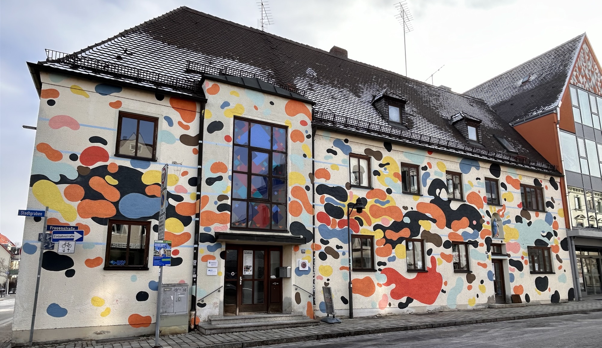 Atelier Pfaffenhofen — stretcher bars, linen, paint tubes